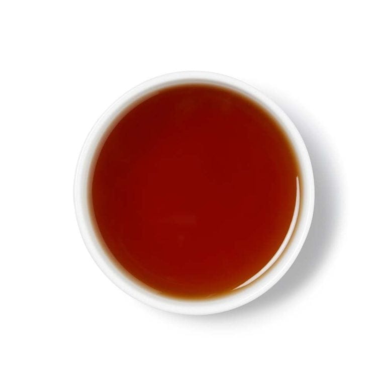 Nước hồng trà Shan Tuyết có màu đỏ đậm, trong suốt như hổ phách.