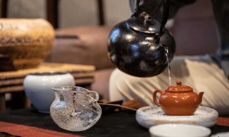 cách hãm hồng trà đúng kỹ thuật, tráng ấm