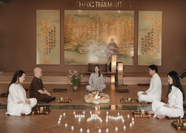 Phụ nữ thư giãn với hồng trà AnnTea, tăng cường năng lượng cho dân văn phòng.