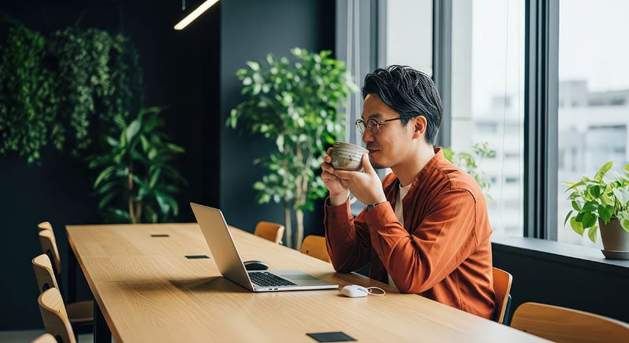 Dân văn phòng uống trà giảm căng thẳng