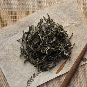 Lá trà xanh tươi (lục trà) được giữ nguyên màu sắc nhờ quy trình diệt men.