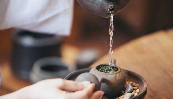 Cách pha trà shan tuyết đúng nhiệt độ để giữ trọn dưỡng chất