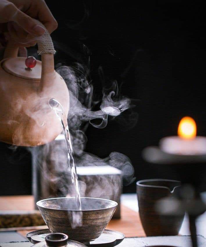 Hướng dẫn pha trà shan tuyết bước tráng ấm chén.