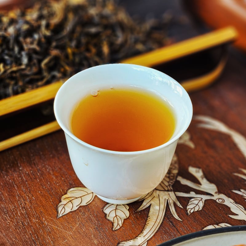 Màu nước trà shan tuyết cổ thụ chuẩn vị sau khi pha.